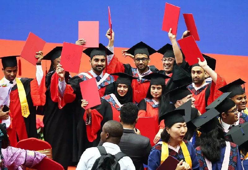 看看华侨孩子分数线就知道了，400分能上北大，这是移民海外原因