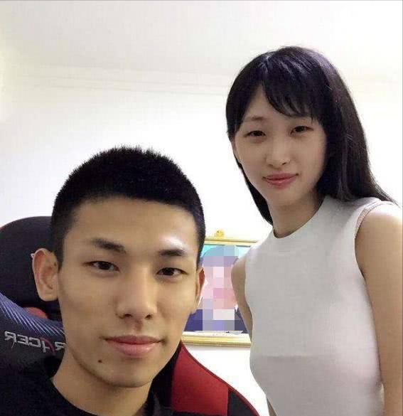 有一次宝哥在直播时,电脑突然出现了一些问题,于是宝哥便给修电脑的