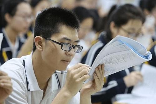 2021届高考成绩未出，考生迎来坏消息，或将再无复读生