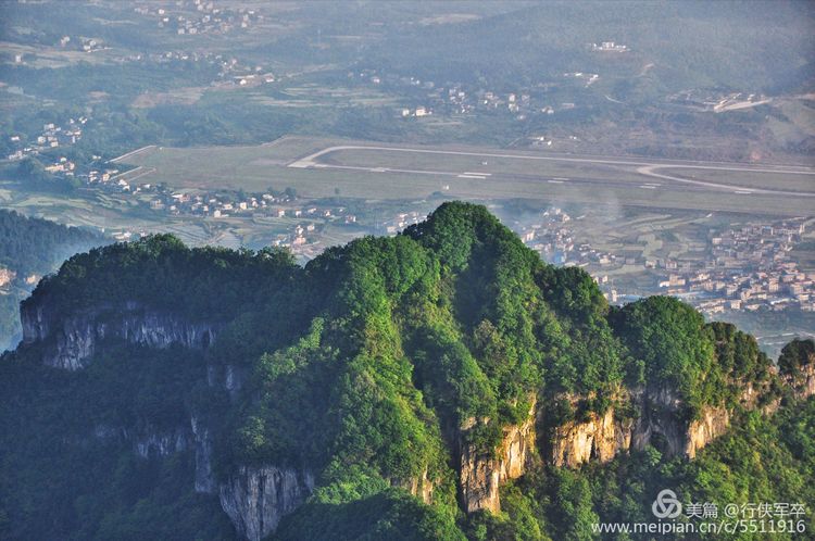 玉壶峰下松涛起，天界佛国掸尘埃！走遍千山万岭，唯天门山独有