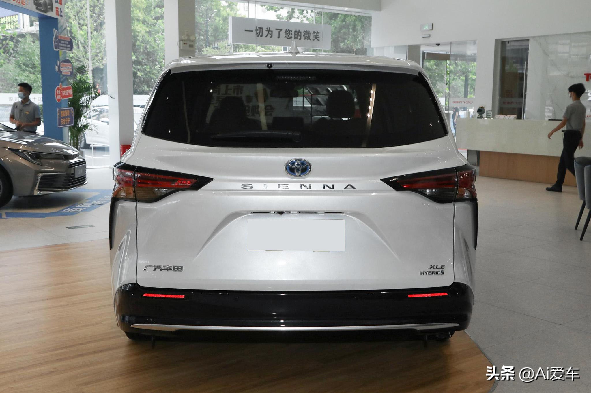 5.3L油耗合资大7座家用MPV，车长超5米1带双电滑门，实拍丰田赛那