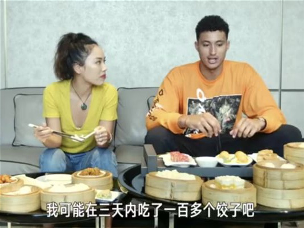 nba球星都喜欢中国哪些美食(NBA球员对中国美食的痴迷：库兹马爱饺子，霍华德亲自烤串)