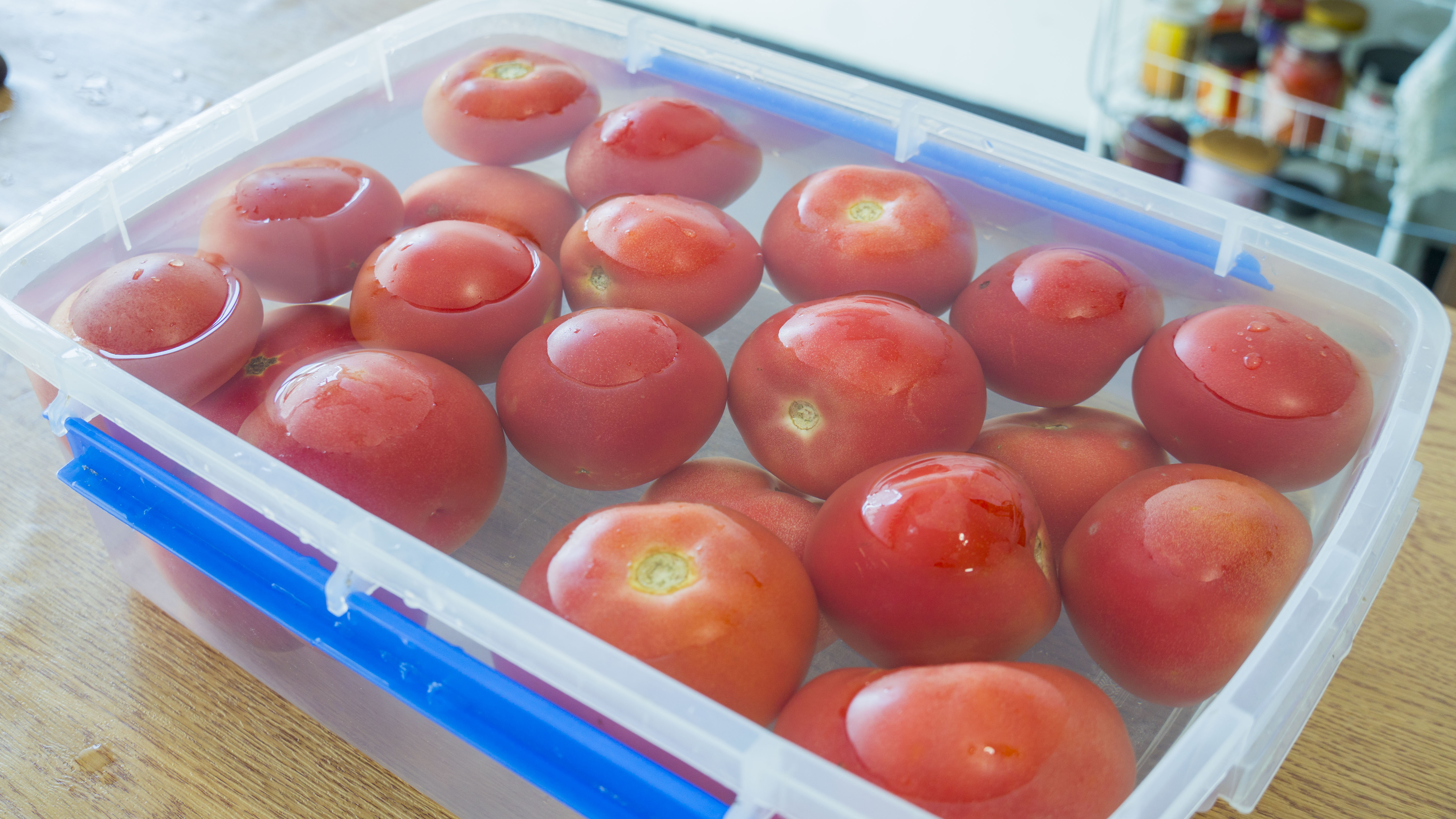 教你在家腌西红柿，1次腌10罐不够吃，做法简单，放12个月不会坏