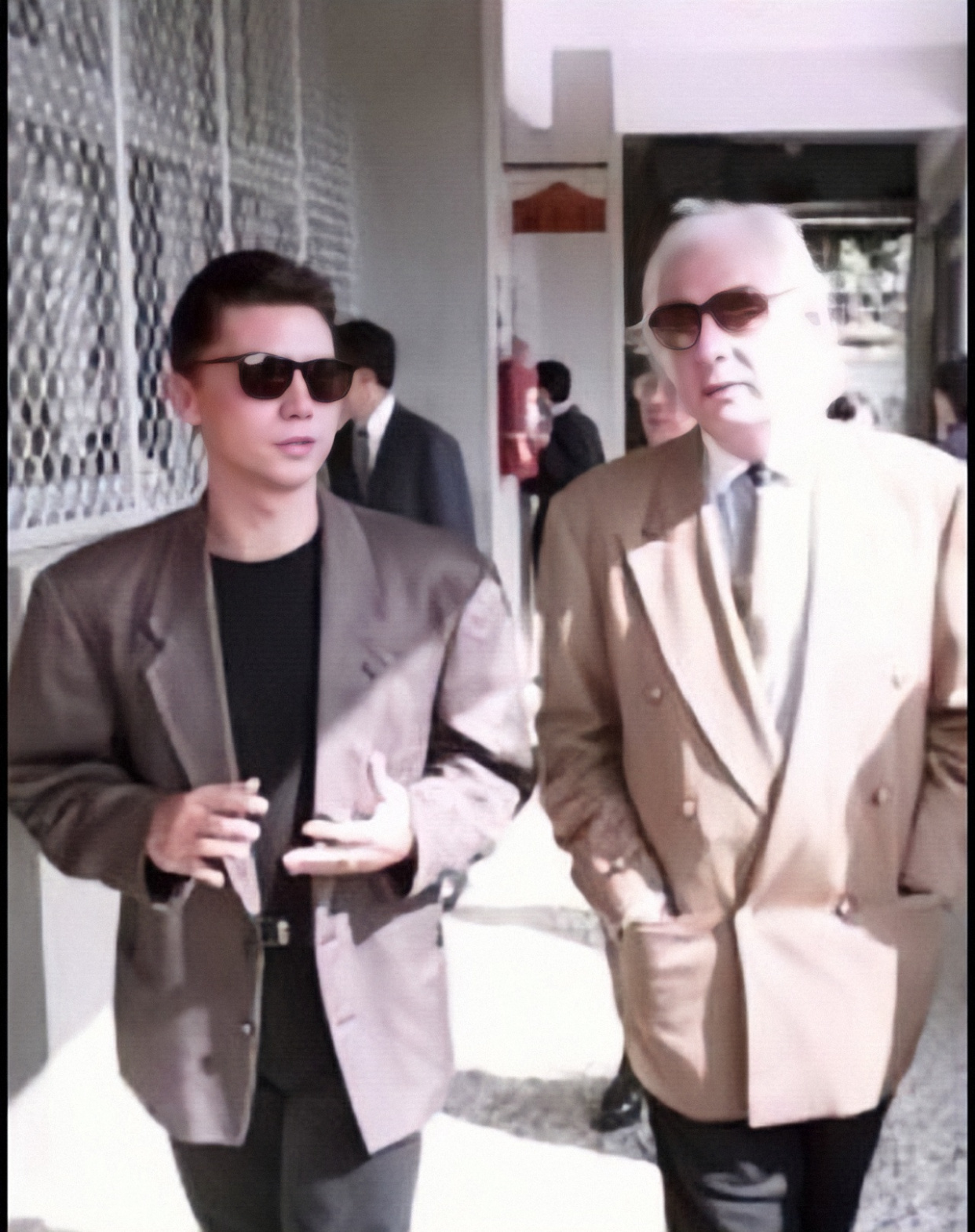 尊龙迟暮仍很时髦,白发不染梳三七油头,骨相被修饰得更精致