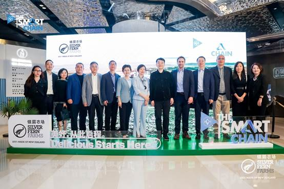 光明食品集团董事长是明芳,总裁徐子瑛,光明国际董事长吴通红,总裁