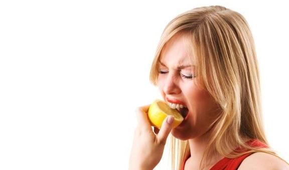 吃什么水果能降尿酸(这种水果是“降酸王”，尿酸高的人群建议多吃)