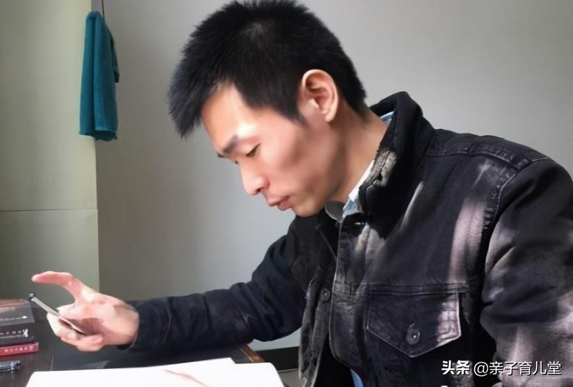 他是耶鲁大学高材生，毕业后回国当村官，月薪仅千余元却无怨无悔