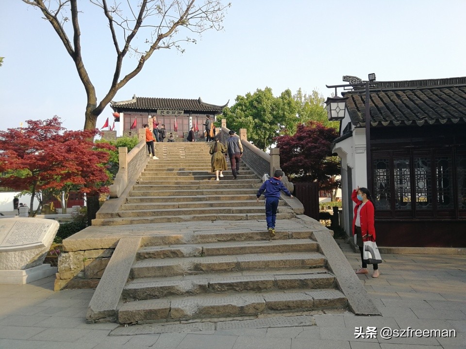 眼前的景象宛如诗句，铁铃关外烟如画，人立枫桥数客船