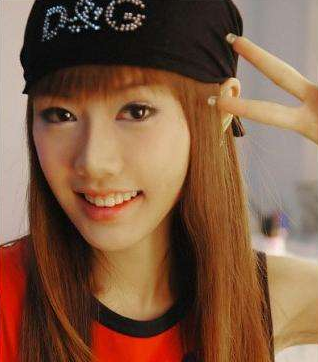 2010年,超女王贝携母整容命丧手术台,母亲私下和解的一幕耐人寻味