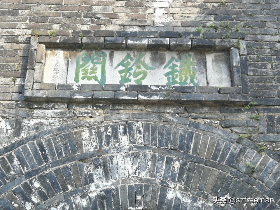 眼前的景象宛如诗句，铁铃关外烟如画，人立枫桥数客船