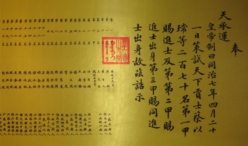 《赠别二首》：蜡烛有心还惜别，替人垂泪到天明