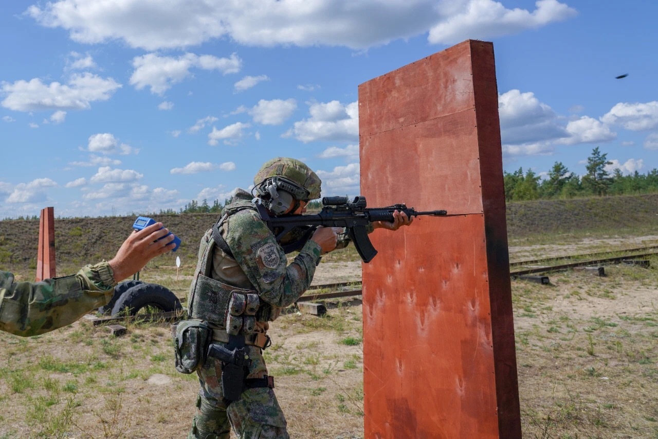 中国特种兵飞抵俄罗斯!携顶配191步枪亮相,新型组合瞄具很抢眼