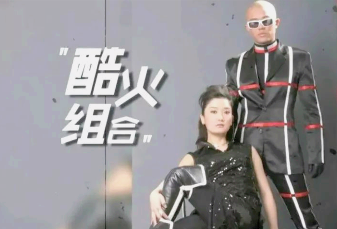 但当"酷火"组合唱起了《月亮之上》被唱片公司看中后,公司却提出只