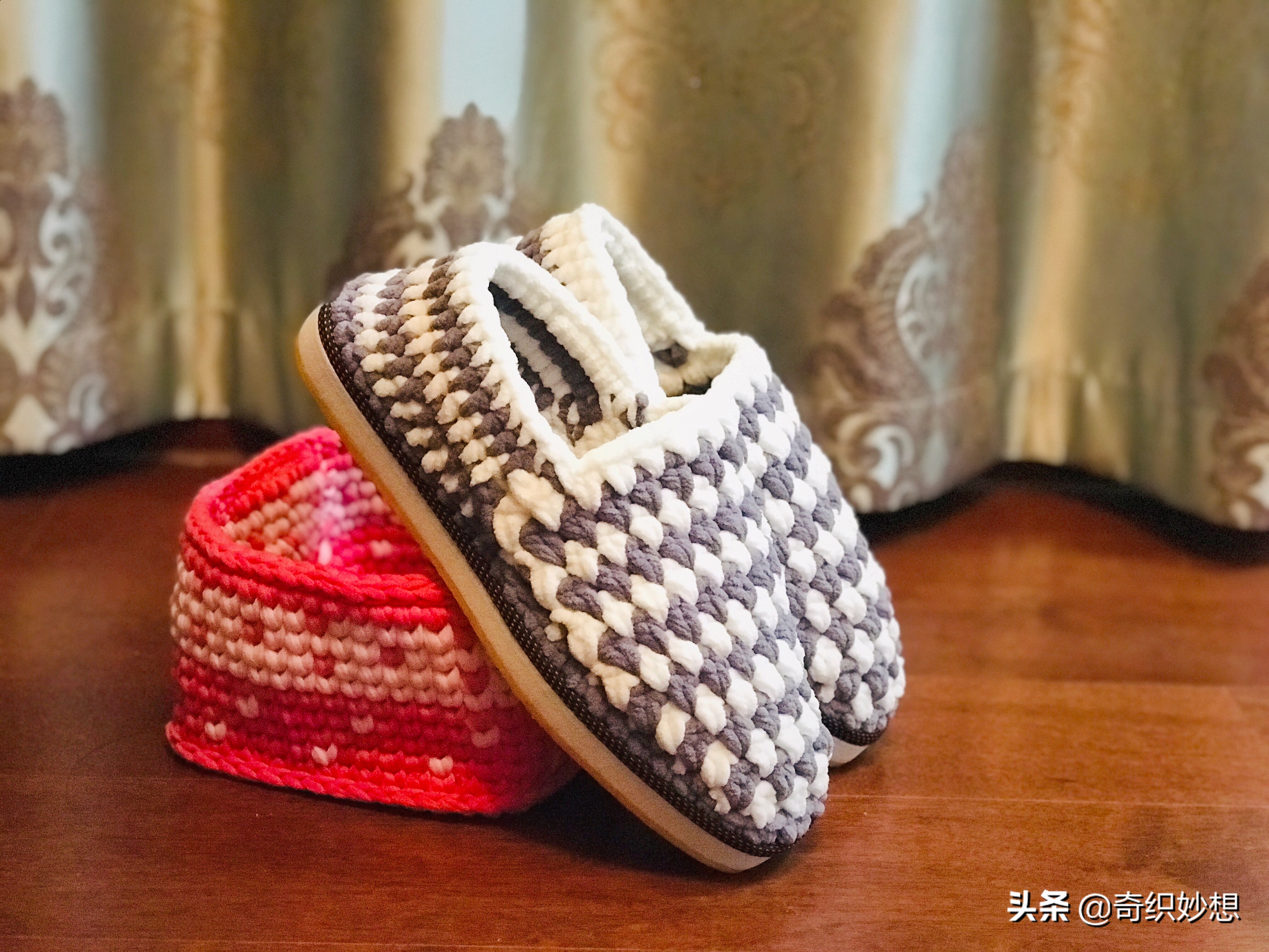 拖鞋制作:用毛线编织了几双拖鞋,冬天不怕脚冷了,全家抢着穿