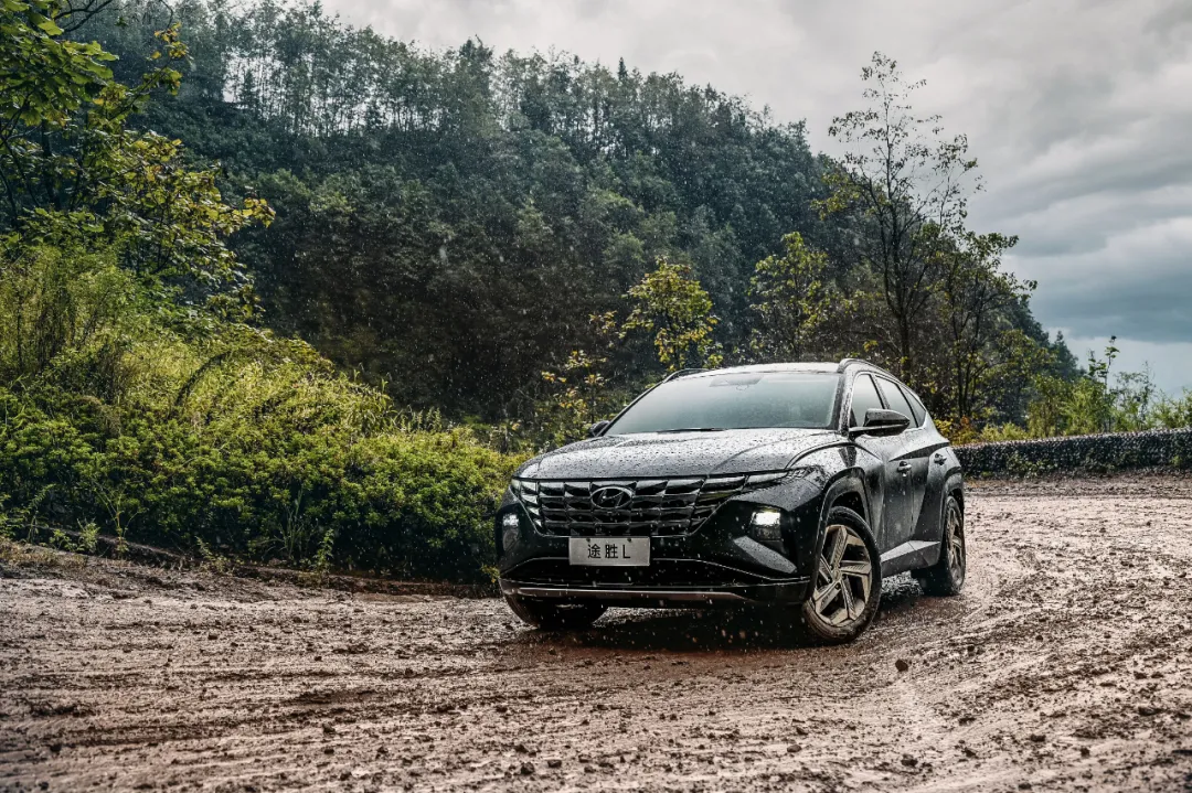两款轴距超2.7米的紧凑型SUV,现代途胜L和日产奇骏怎么选?