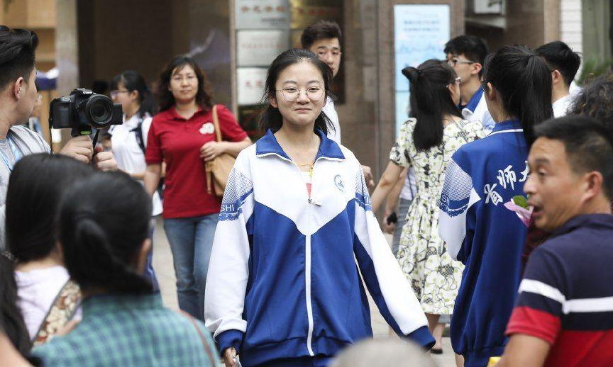 临近高考，不少女生偷吃“避孕药”，家长很担忧，老师却见怪不怪