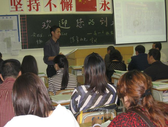 “有请倒数第一的家长发言”家长事先不知情，3句话怼的老师脸红