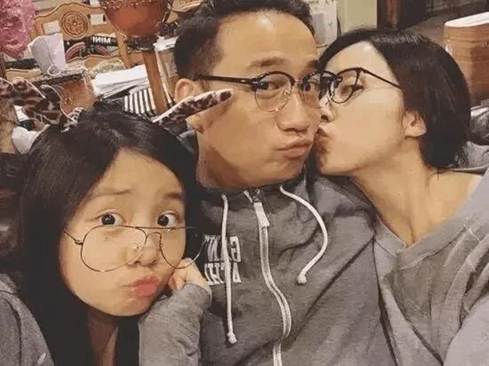 女儿偷拍爸妈吵架，嗑着瓜子准备“看戏”，结局：小丑竟是我自己