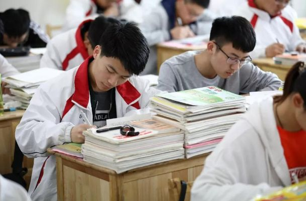 2021高中学科难度排行出炉，生物超越了物理，榜首备受争议