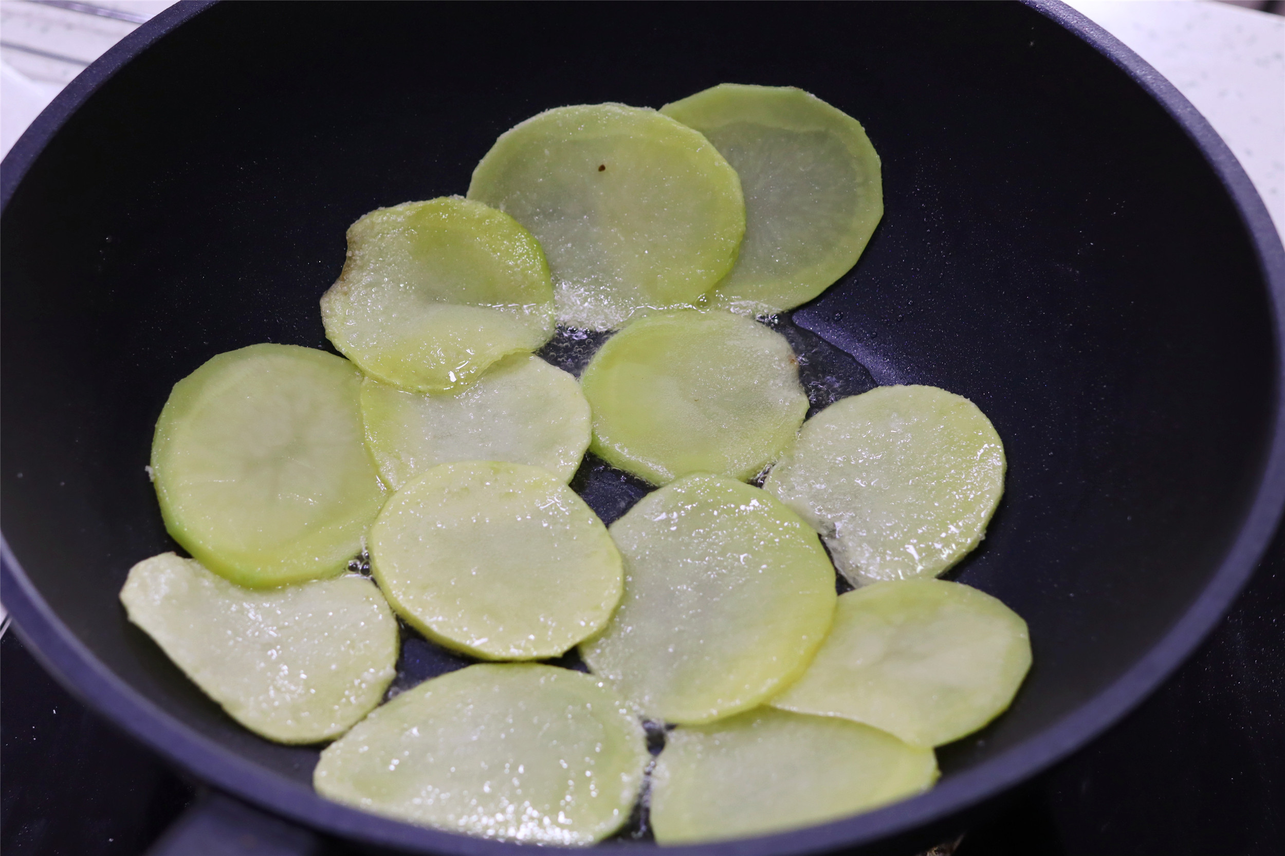 天冷了，土豆这样吃才过瘾，酥香可口，就连孩子都吃不停，真香