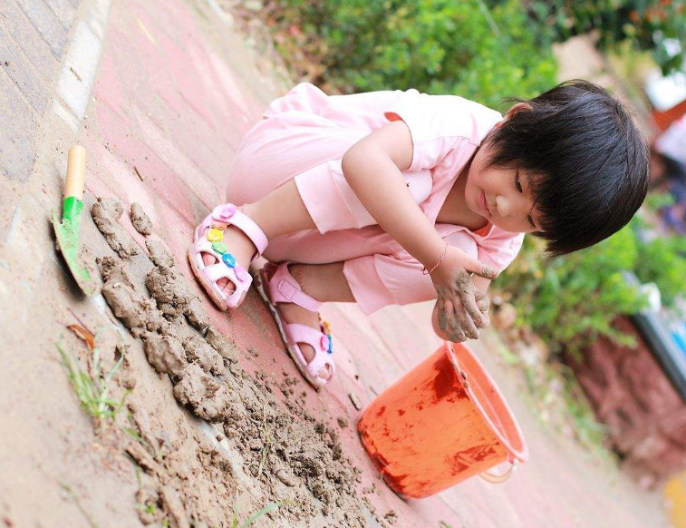 “泥娃娃”成长更快乐？父母多给予自然教育：孩子爱玩泥巴益处多