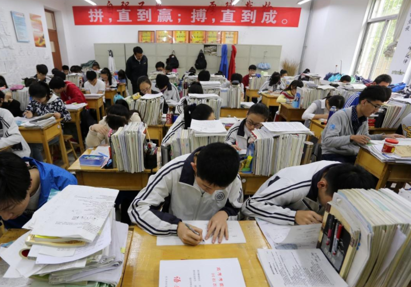 河南女孩考上北大，母校奖励其50万，却遭众人质疑：这不公平