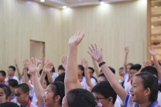 双胞胎“姐妹花”同时考入清华，一个647分，一个649分，让人佩服