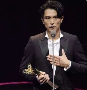 邱泽与许玮甯深夜聚餐，近距离贴耳热聊，亲密好友见面后笑容不断
