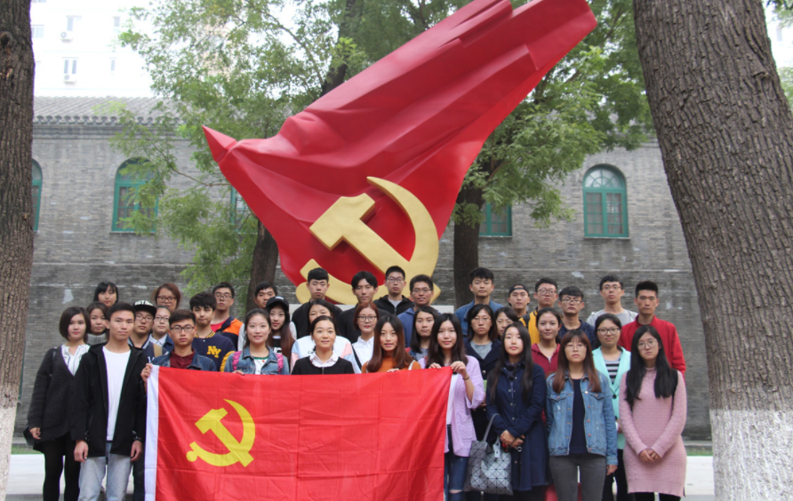 大学生入党有诸多优势，想要顺利入党，学生应该先了解决定权在谁