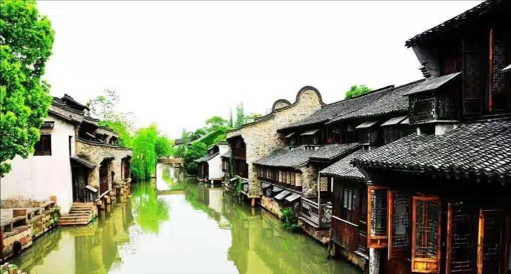 乌镇：春水碧于天，画船听雨眠；杏花江南巷，流年似水长