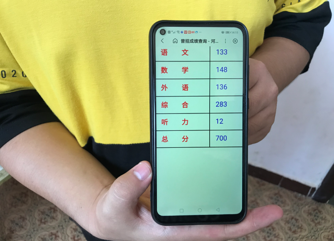 农村娃700分考上清华，花30元喝牛肉汤庆祝，领完通知书下地干活