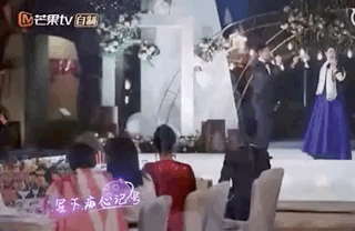 张杰谢娜和张智霖袁咏仪聚会，路上闺蜜牵手热聊拥抱告别姐妹情深