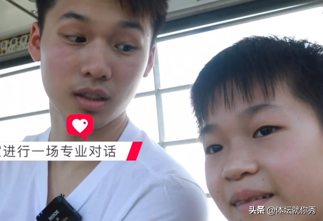 挺“秃”然！全红婵玩过山车上瘾，陈艾森都扛不住，只担心发际线