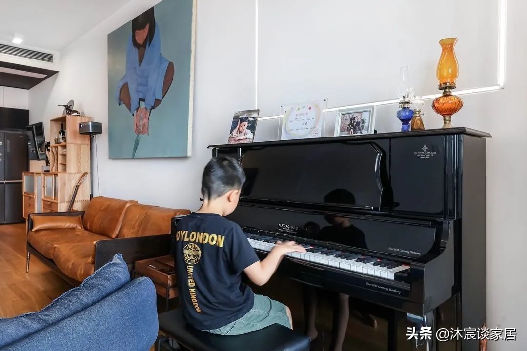 她重新装修房子，餐厨一体化后全屋开阔敞亮，室内复古浪漫很大方