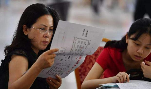 内蒙古美女考生火了，笑容甜美，神似郑爽，说出心仪专业逗笑旁人