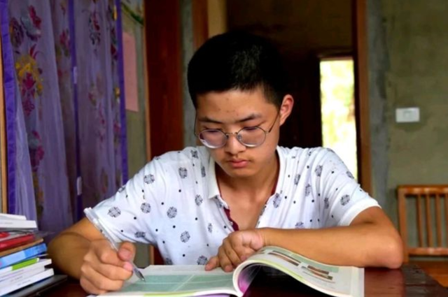 农村男孩父母双盲，从小做家务没用过手机，高考685分上清华