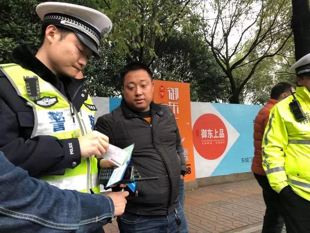 车辆没有年审，被交警查到会被扣车吗