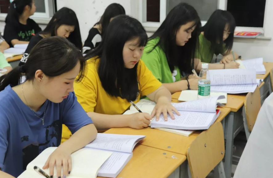 大一新生已经开学，而四川多所学校还在招生，超过130分就能报