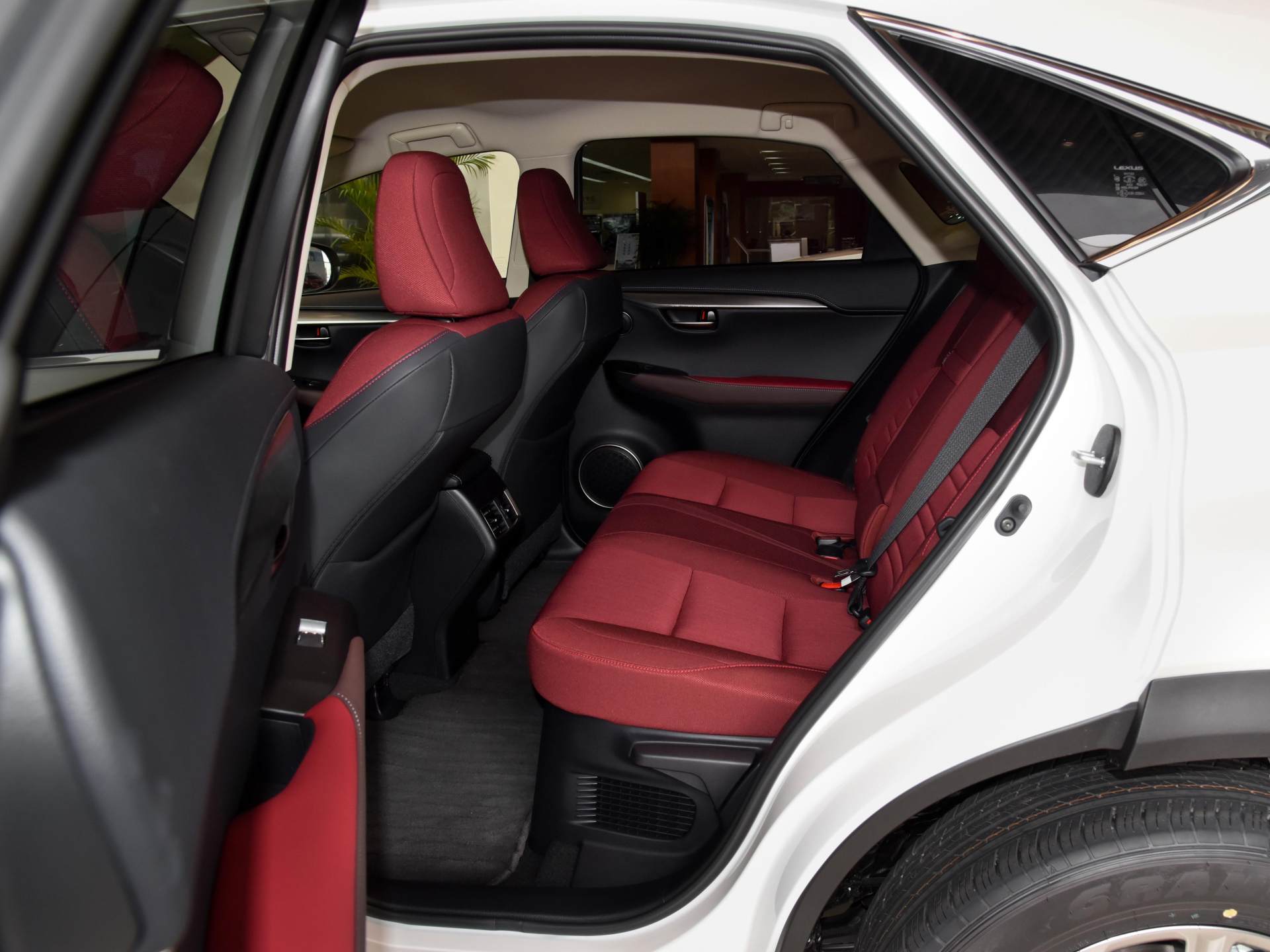 实拍不输奥迪Q5的豪华SUV：成交价27万，混动油耗5.8L