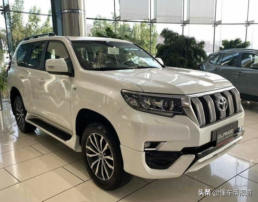 新车 </p><p>　　 丰田“霸道”70周年版到店，增专属标识，搭载4.0升V6动力