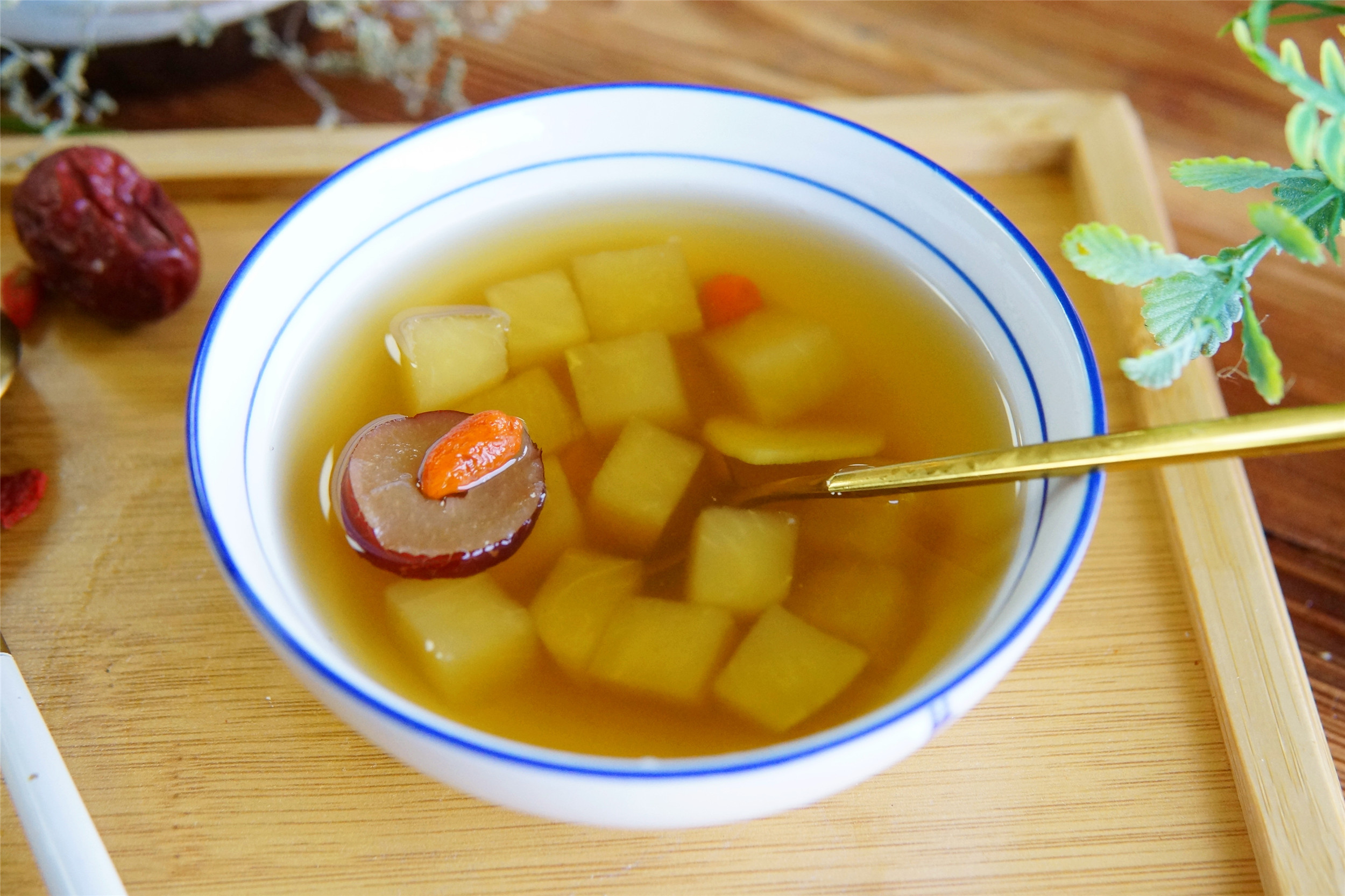 苹果煮红枣和枸杞有什么功效和作用(教你制作苹果红枣汤 )