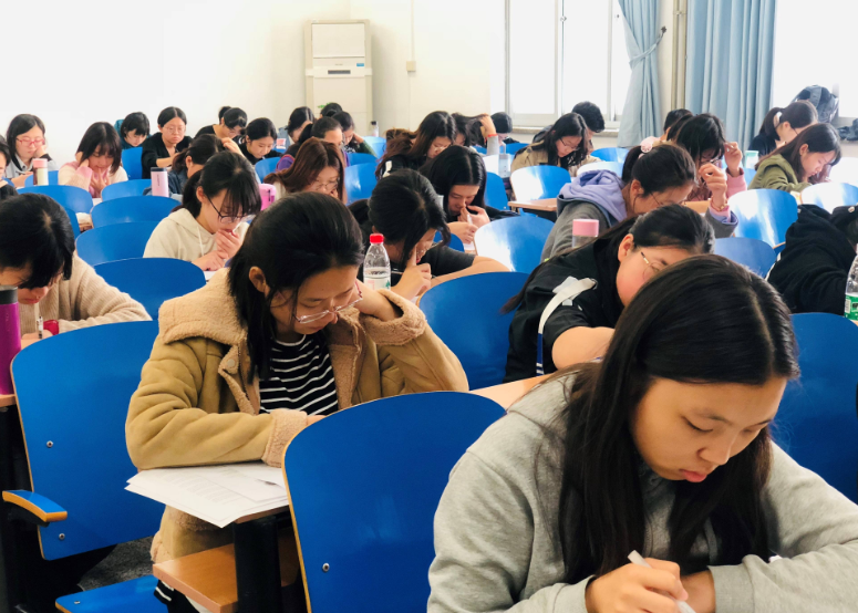 辅导员忠告，大一新生尽量申请入党，否则就业后难度会增大