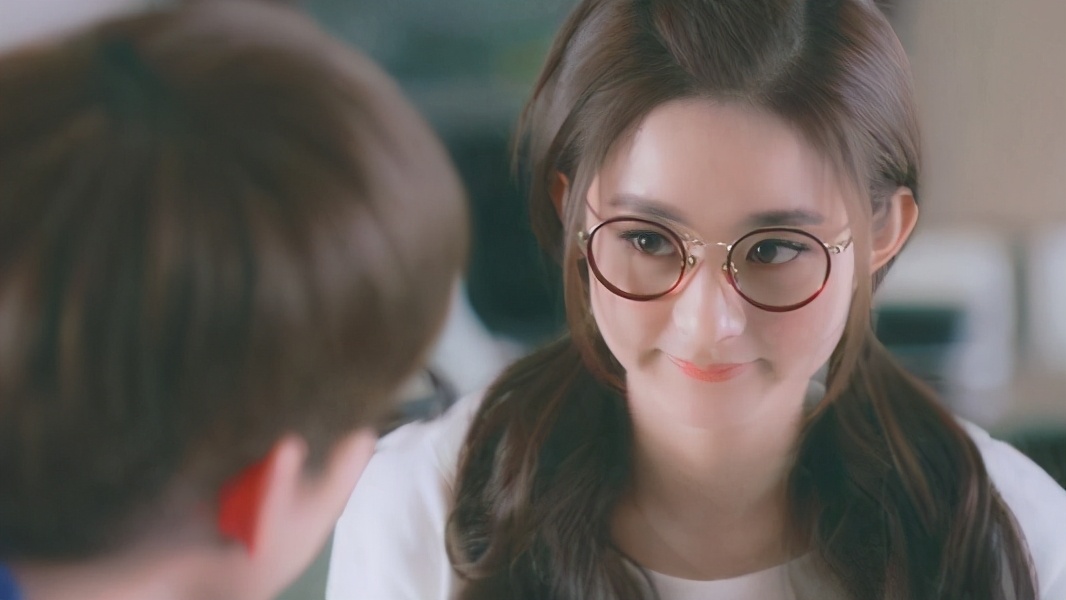 没背景学历低，喝水都被骂，赵丽颖出道14年怎么“熬”过来的