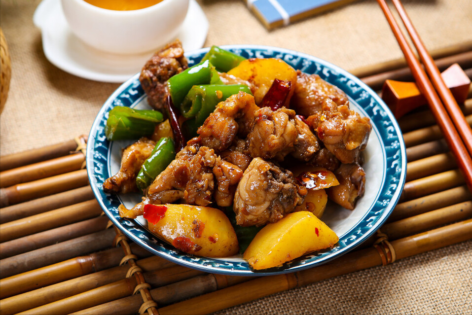 炖鸡肉这样做既美味又营养，肉质鲜嫩入味，汤汁浓郁滋补，全家都爱吃的家常做法