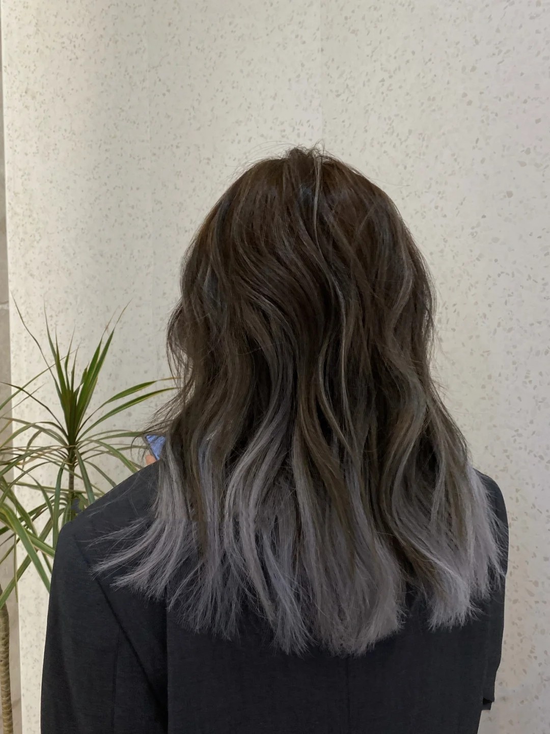 挑染前渐变部分的颜色是冷灰色,只需要漂少部分的头发就可以,也