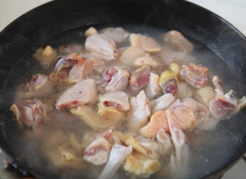 家常清炖鸡汤的做法（做法简单零失败的清炖鸡汤）