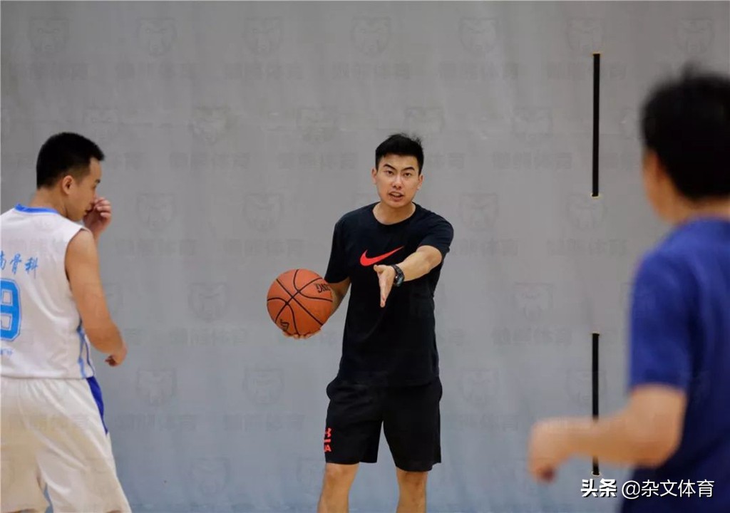 cba状元王少杰在哪个队(王少杰在北控年薪50万！CBA首位选秀状元呢？打球1年却离开)