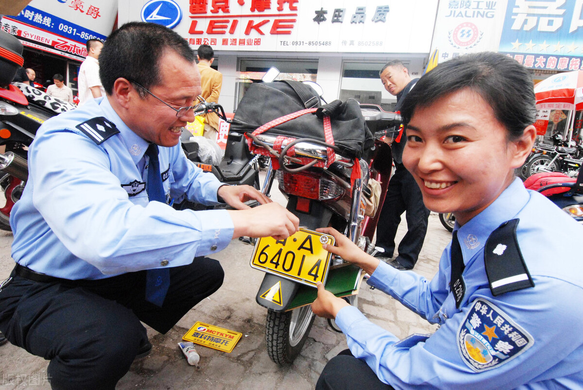 摩托车、电动车、三轮车、四轮车怎么上牌，买保险？这样做就对了