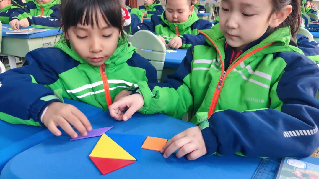 【寓教于乐】敕勒川绿地小学乌兰分校一年级开展玩转七巧板趣味拼搭活动