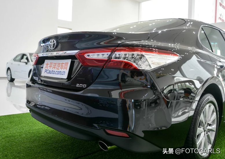 丰田凯美瑞2.0G豪华实拍，售价19.98万，这中控你真的满意么？